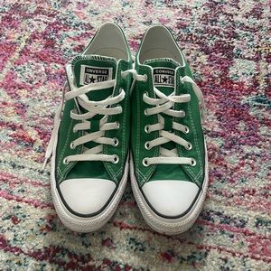 Kelly green Converse!!